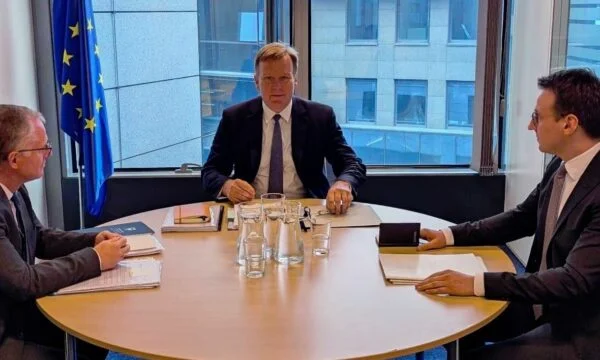 Hat die zuständige Regierung des Kosovo Legitimität für den Dialog mit Serbien?