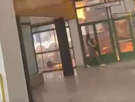 Pamje nga brenda të qendrës tregtare në Bregun e Diellit që u përfshi nga flakët