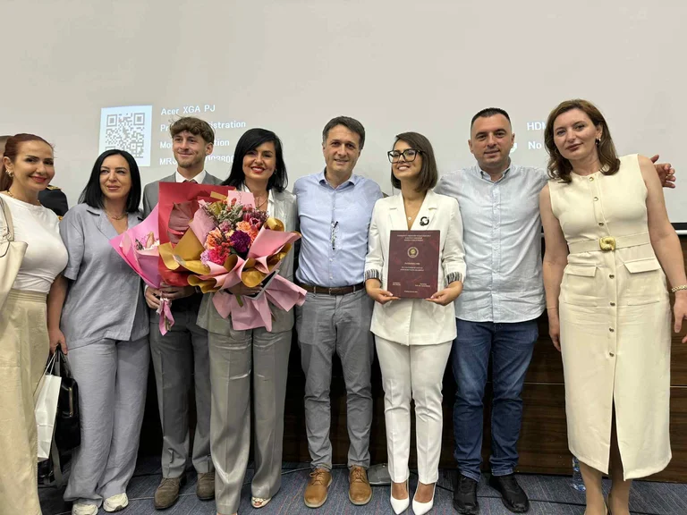 La hija de Salih Mustaf se graduó de la Escuela Médica el Día de la Libertad