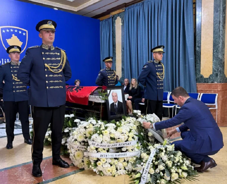 Memli Krasniqi rend hommage au cercueil de Bujar Bukoshi