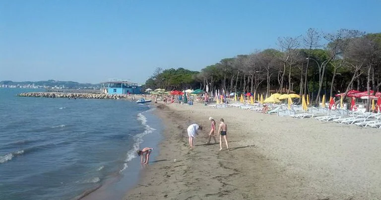 Andò in mare per lavarsi, cambia la vita di un vecchio nel quartiere