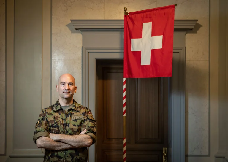 Jefe del Ejército Suizo visita Kosovo