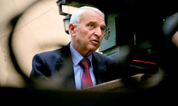 La figure de Bujar Bukoshi rend hommage à Mazhe à l'Assemblée du Kosovo