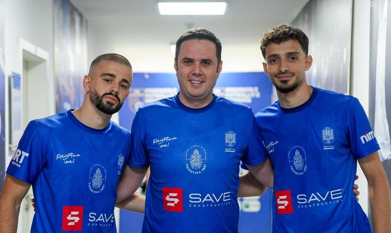 Abdixhiku pose avec les étoiles du Kosovo, Zegrov et Beftman