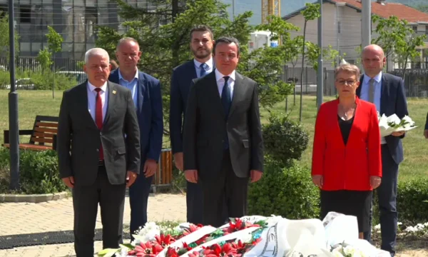 Le grand contributeur à l'unité du peuple”, Kurt fait des visages à la tombe de Rugova.