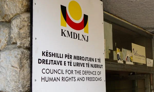 Vdekja e Astrit Deharit dhe sulmi në Banjskë, KMDLNj thotë se nuk pret që asnjëri rast të sqarohet për shkak të politikës