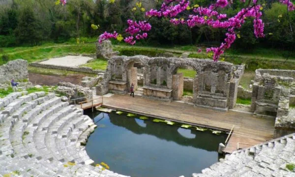 Po e vizitonte Butrintin me një grup të huajsh, vdes turisti, dyshohet për atak kardiak nga temperaturat e larta