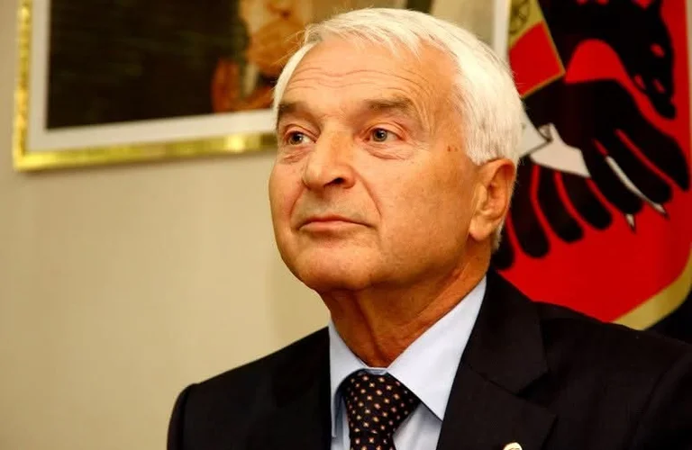 Osman drückt Eigentumswohnungen an den ehemaligen Premierminister in Exal, Bujar Bukoshi