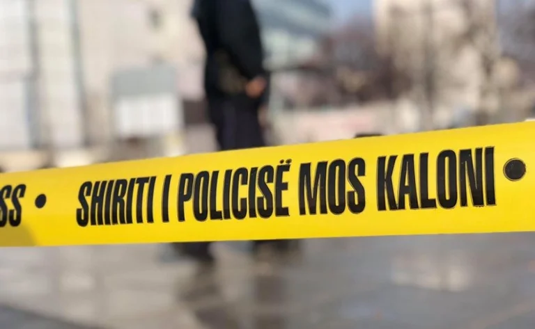 Bătând printre şase persoane din Junic, poliţia ia arme şi cuţite.