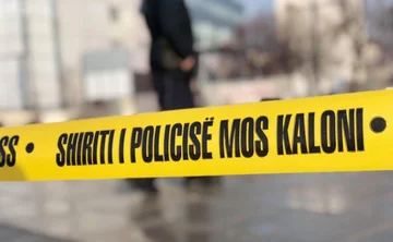 Vdes një këmbësor në Pejë pasi goditet nga vetura, shoferi largohet nga vendi i ngjarjes