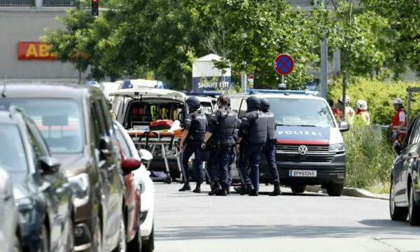 <x0) The Austrian president expresses national pain following school attack with 10 people killed