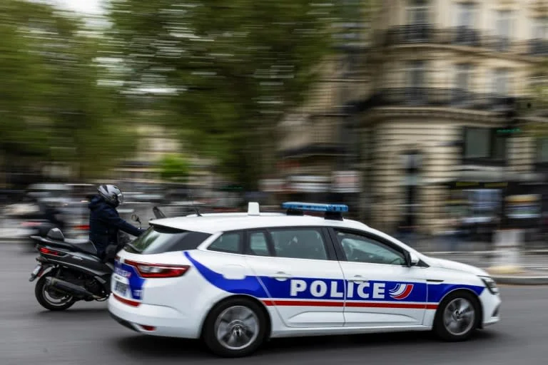 Der Schüler in Frankreich schlachtet den Assistenten, der deine Taschen überprüfte