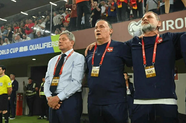 Serbischer Auswähler wieder für die Atmosphäre bei “Air Albania”: Es war eine südamerikanische Umgebung, zum ersten Mal habe ich das Anthem nicht hören.