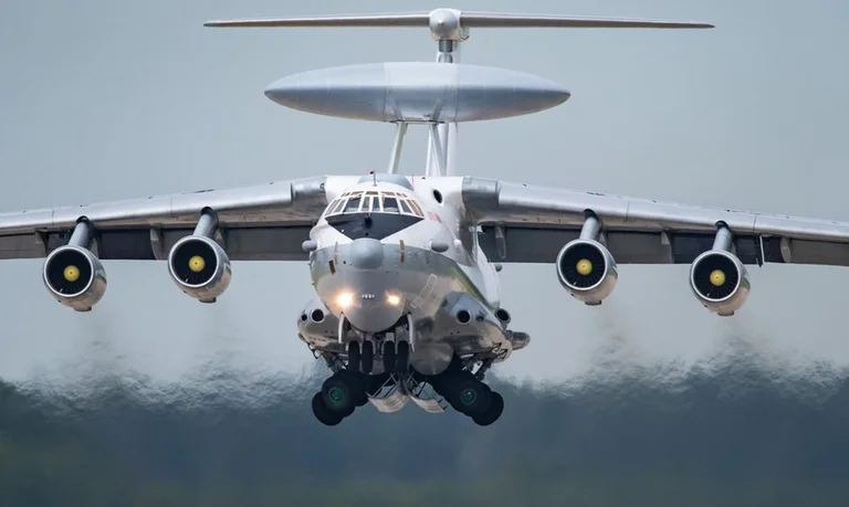 Gli ucraini schiantano l'aereo spia di Putin sul suolo russo