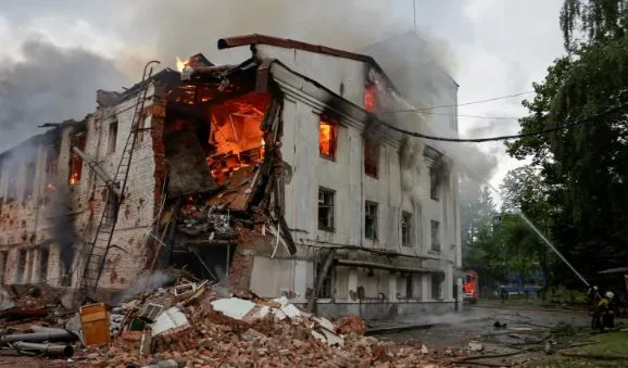 La Russie attaque l'Ukraine avec près de 500 peurs, roquettes