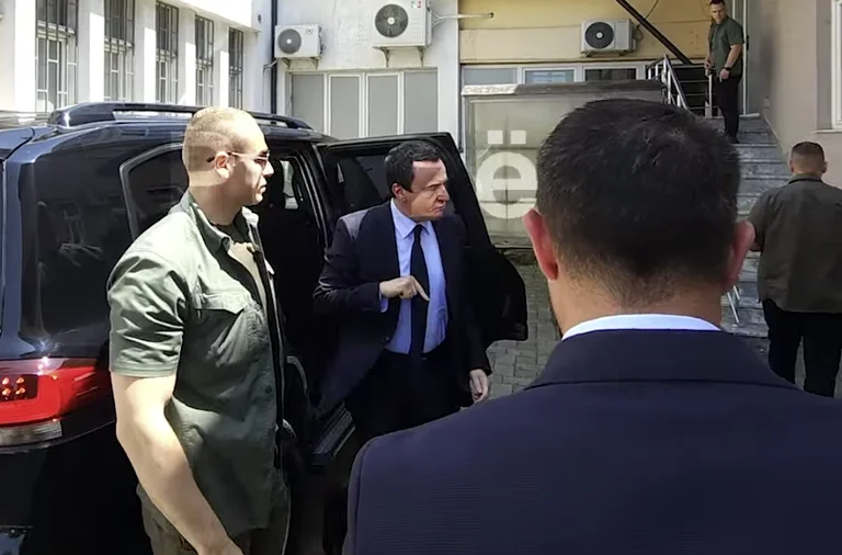 Kurt con tre jeep nere va all'ufficio di Bedri Hamza