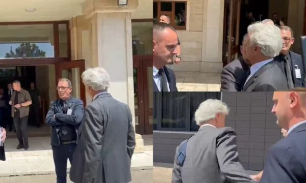 Koci se pone nervioso después de que Kurt lo dejó rápido