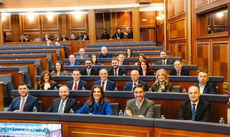 Gruda i Le PDK explique les absurdités d'Avni Dehar: Il commence la session avec kuoruma, il la ferme sans quorum, comment se fait-il?