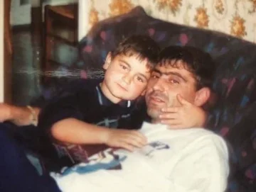 Fadil Vokrri wird mit seltenen Fotos und mit Aufregung von seinem Sohn erinnert