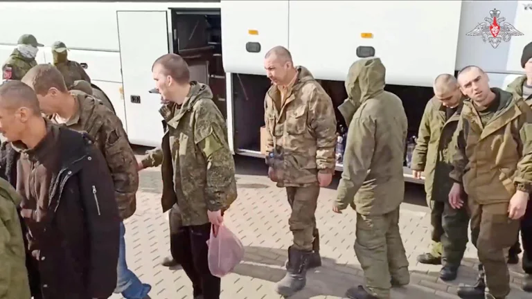 La Russie lance le retour de 1 212 troupes ukrainiennes
