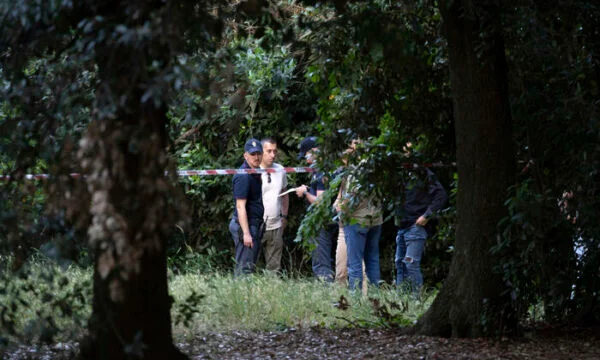 Bambino e moglie sono stati trovati morti nel parco di Roma, dettagli da indagini