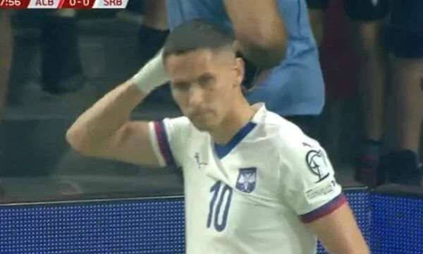 Dopo dieci minuti Serbs ha iniziato le lamentele, Lukic ha detto che è stato colpito in testa durante un angolo