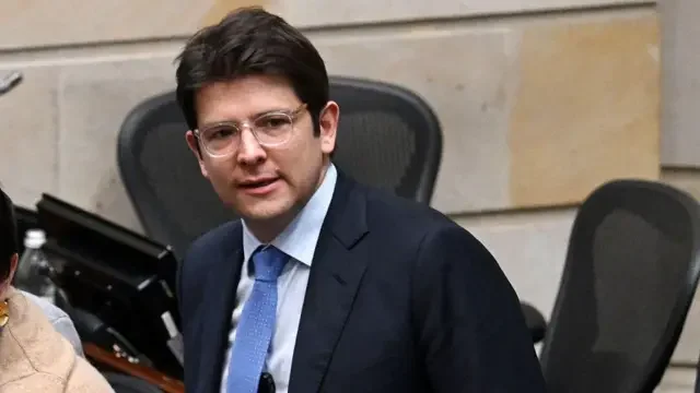 Le candidat colombien à la présidence a tiré sur l'activité électorale