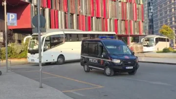 “Serbia, Serbien...”, wie der serbische Teambus von albanischen Fans im Stadion erwartet wird