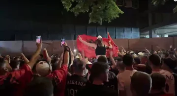 Barning im Stadion, Straßenparty: Rote und schwarze Fans Funken Atmosphäre in Tirana (VIDEO)