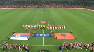 Albanische Babys neben serbischen Spielern/ Hergestellt von zwei - Kopf Adler (Foto)