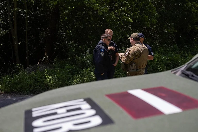 Los soldados letón realizan patrullas coordinadas con la policía de Kosovo