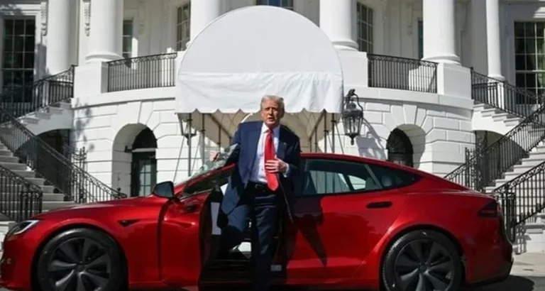 Social Networking Service Trump verkauft das Auto Musk gespendet an ihn
