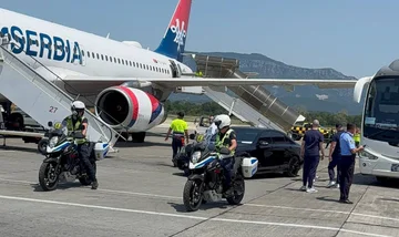 Ansicht: Albanische Polizei Taking Care of Serbische Fußballer Sicherheit in Tirana