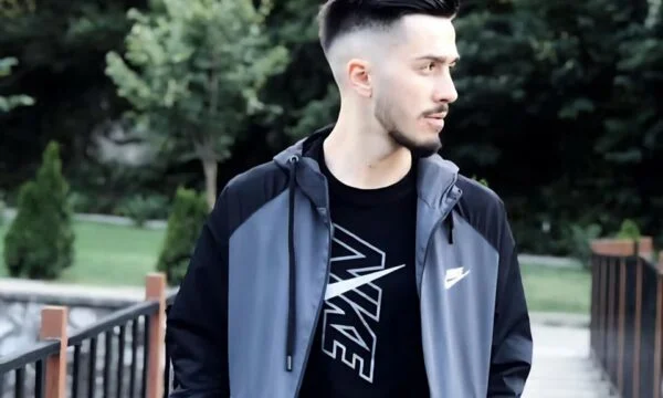 Der 25-jährige Mann aus Prizren starb in kritischem Zustand, nachdem er vor Tagen im Dorf Powska getroffen wurde.