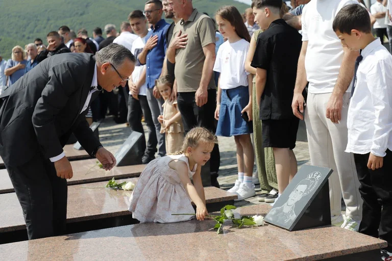 Hamza rend hommage aux témoins de Mitrovica
