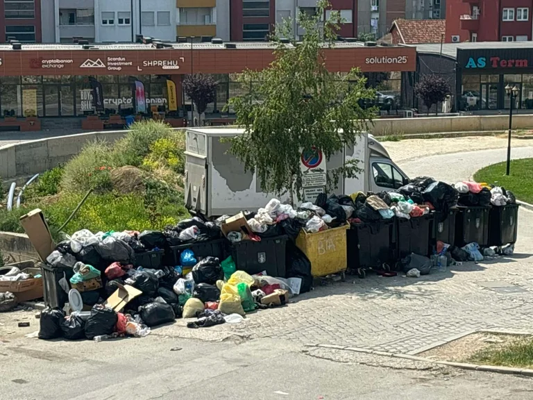 Kurban Bajrami Festival findet Pristina bedeckt im Müll