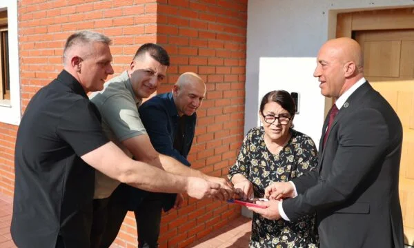 Haradinaj setzt die Tradition der Desserts fort: Mit Nana Ruka machten wir einen glücklichen Tag für die Kosovo-Polizei