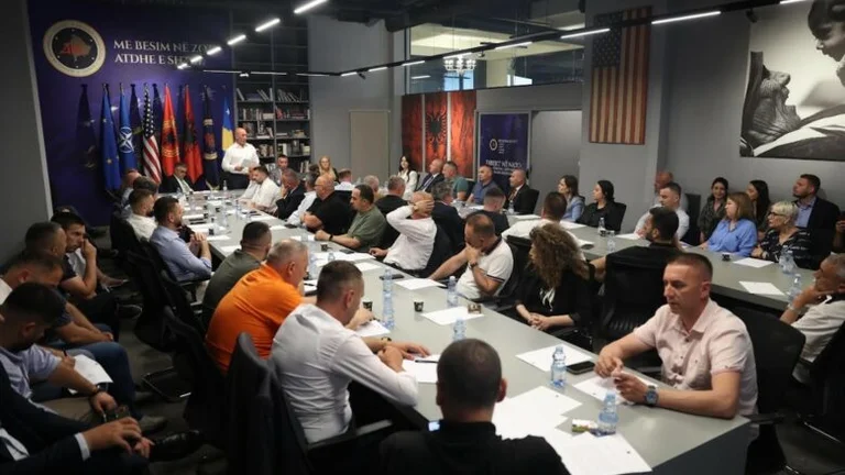 “Le but de VV est d'usurper tout le pouvoir institutionnel du pays” - AAK propose des déclarations politiques sur la situation au Kosovo