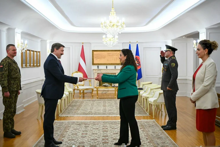 Osmani akzeptiert Anmeldeinformationen des neuen lettischen Botschafters, dank Unterstützung des Kosovo