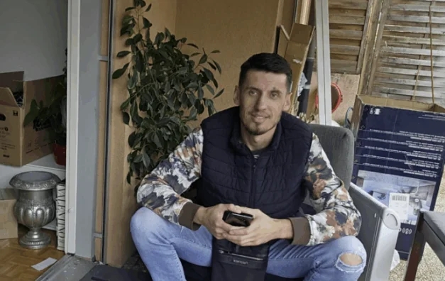 Il est pris dans le trafic d'héroïne, arrêté à Deme Elshan, proche des imams radicaux.