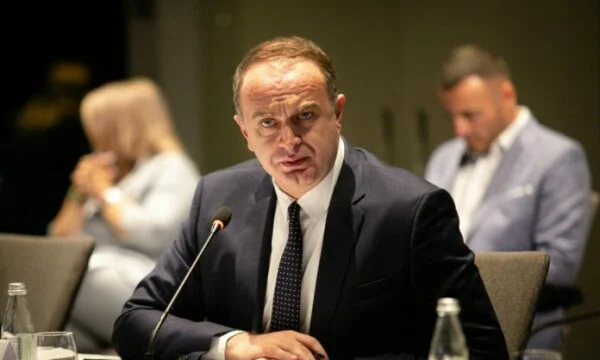 Produciendo temores en Montenegro en cooperación con los estadounidenses, el acuerdo es firmado por Nick Gilosaj