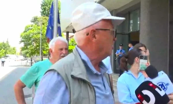 “Lu flees journalists saying they're trying to remove the throat ties”, some citizens gather in front of the anti-blocking Assembly