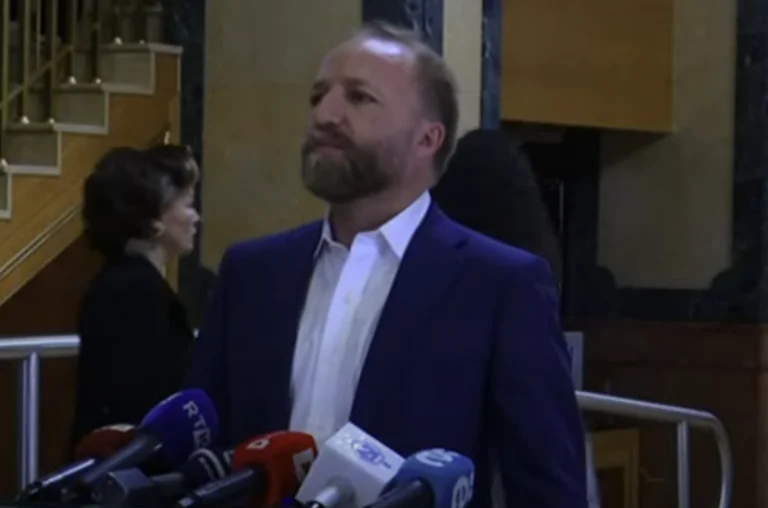 Tahiri: La direction de la VVA continue, placé barricade avec le nom d'Albulen Hadziu