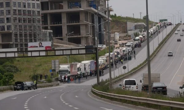 Vendimi i ZRRE për energji, bizneset e mëdha paralajmërojnë vazhdimin e protestave: Rrezikojmë mbylljen