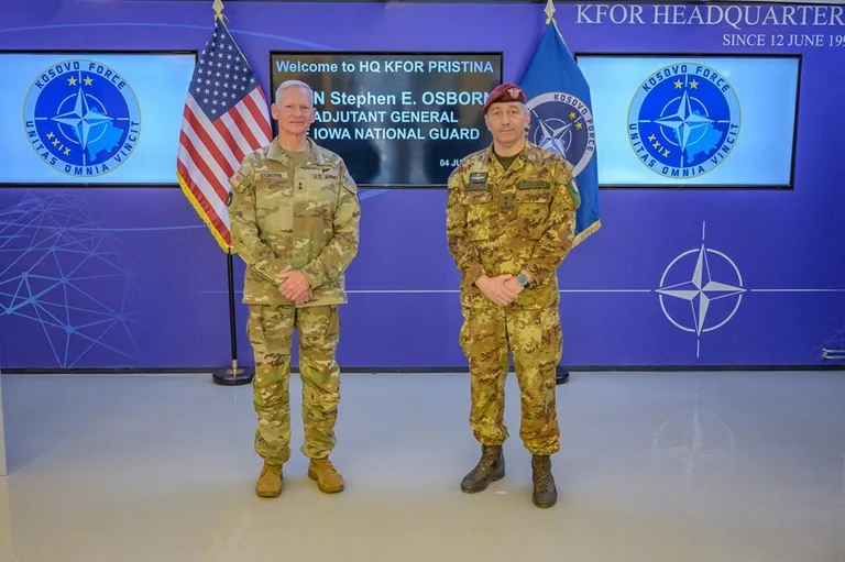 Bardoni rencontre le commandant de la Garde nationale des Iowas, parle de la situation au Kosovo