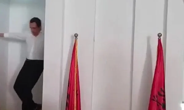 Kurt fällt fast zu Leitern, gerettet von Copartisans (VIDEO)
