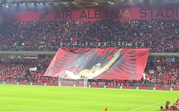 Schwere Sicherheitsmaßnahmen für Albanien-Serbien Spiel, von Antidronensystemen bis zum Stoppen auf dem Balkon