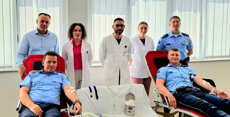 Polizei in Gjakova tragen dazu bei, Leben zu retten, auch durch Blutspende