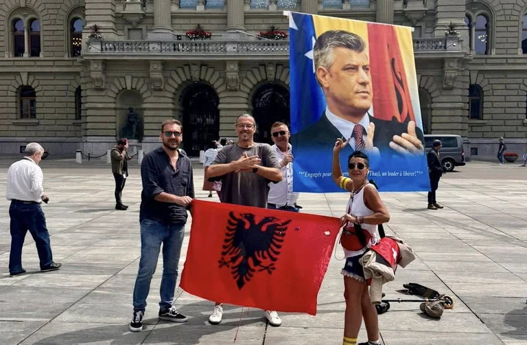 L'événement Sali Bislimi fait sensation aux citoyens suisses avec la poste de Thaci devant le Parlement suisse