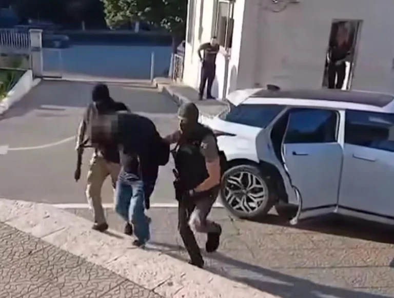 “Pierre” met 9 personnes en menottes pour le trafic de drogue, images hors d'opération
